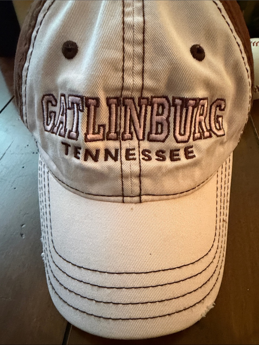 Gatlinburg Tennessee Embroidered Baseball Cap - Beige/Brown
